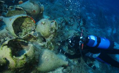 Diver measures amphoras